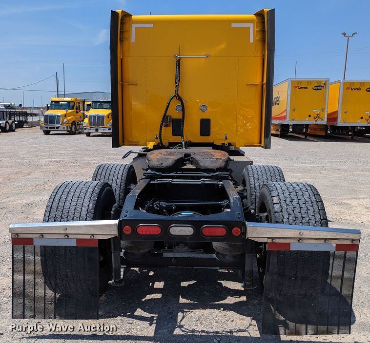 image for item MN9966 2019 Peterbilt 579  semi truck