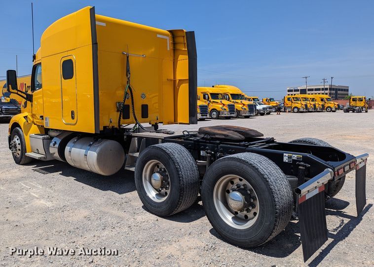 image for item MN9966 2019 Peterbilt 579  semi truck