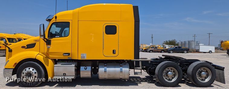 image for item MN9966 2019 Peterbilt 579  semi truck