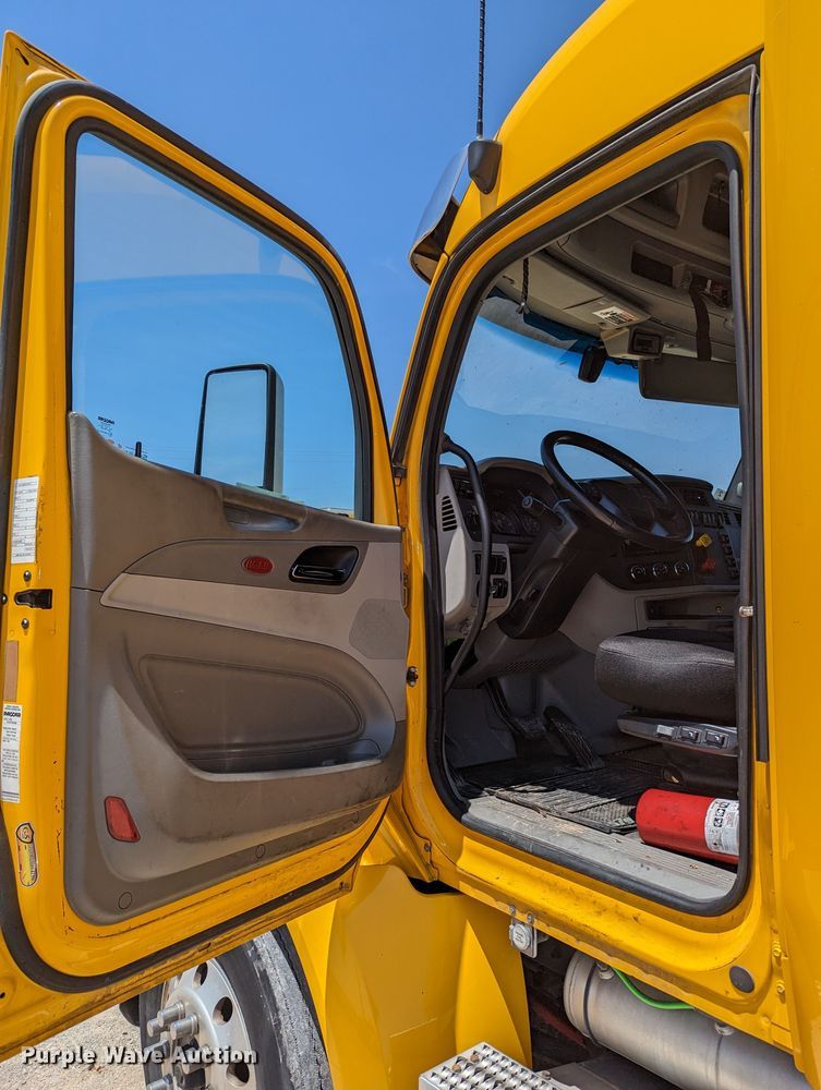 image for item MN9966 2019 Peterbilt 579  semi truck