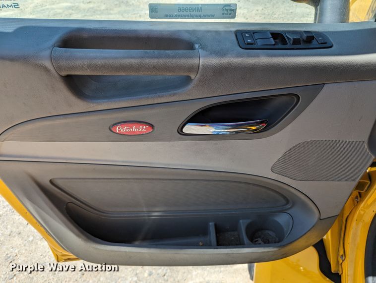 image for item MN9966 2019 Peterbilt 579  semi truck