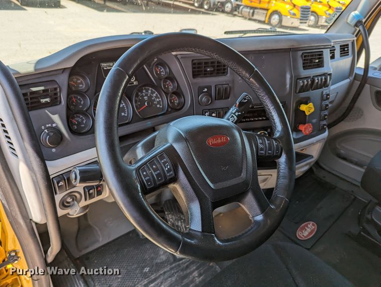 image for item MN9966 2019 Peterbilt 579  semi truck