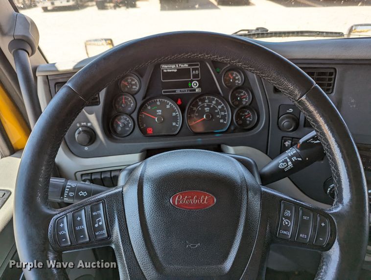 image for item MN9966 2019 Peterbilt 579  semi truck