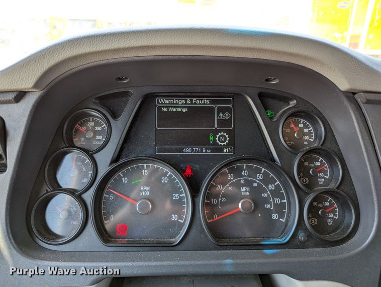 image for item MN9966 2019 Peterbilt 579  semi truck