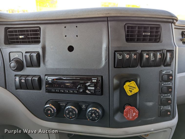 image for item MN9966 2019 Peterbilt 579  semi truck