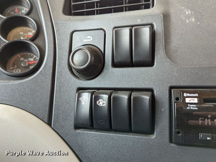 image for item MN9966 2019 Peterbilt 579  semi truck