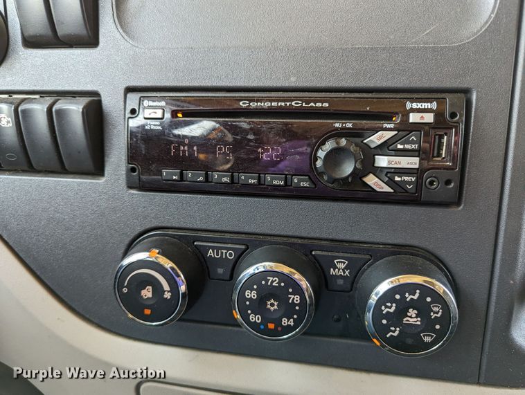 image for item MN9966 2019 Peterbilt 579  semi truck