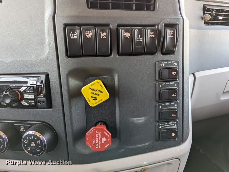 image for item MN9966 2019 Peterbilt 579  semi truck