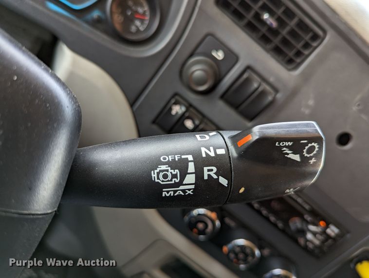 image for item MN9966 2019 Peterbilt 579  semi truck