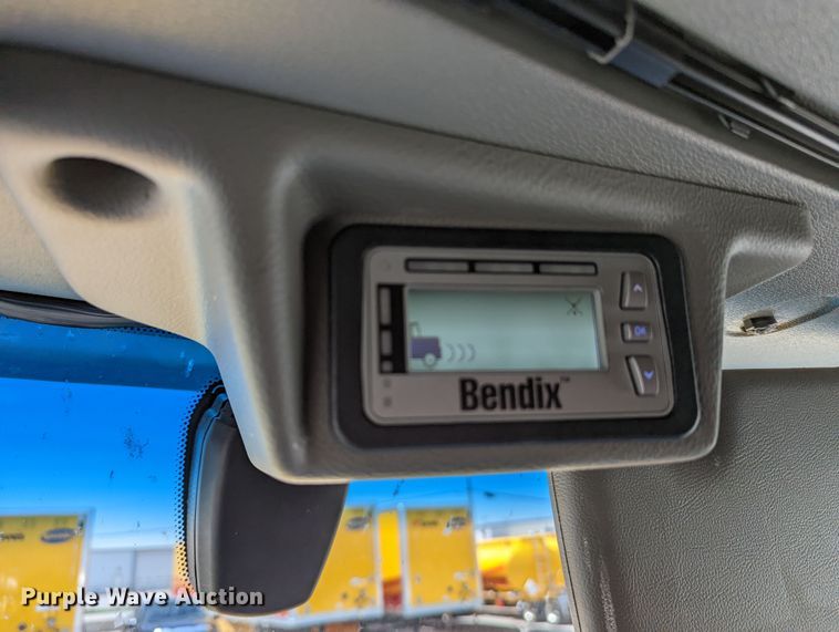 image for item MN9966 2019 Peterbilt 579  semi truck