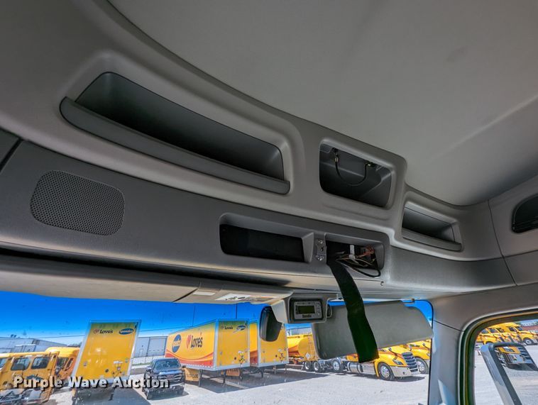 image for item MN9966 2019 Peterbilt 579  semi truck