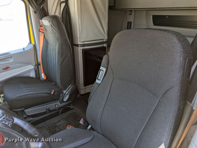 image for item MN9966 2019 Peterbilt 579  semi truck