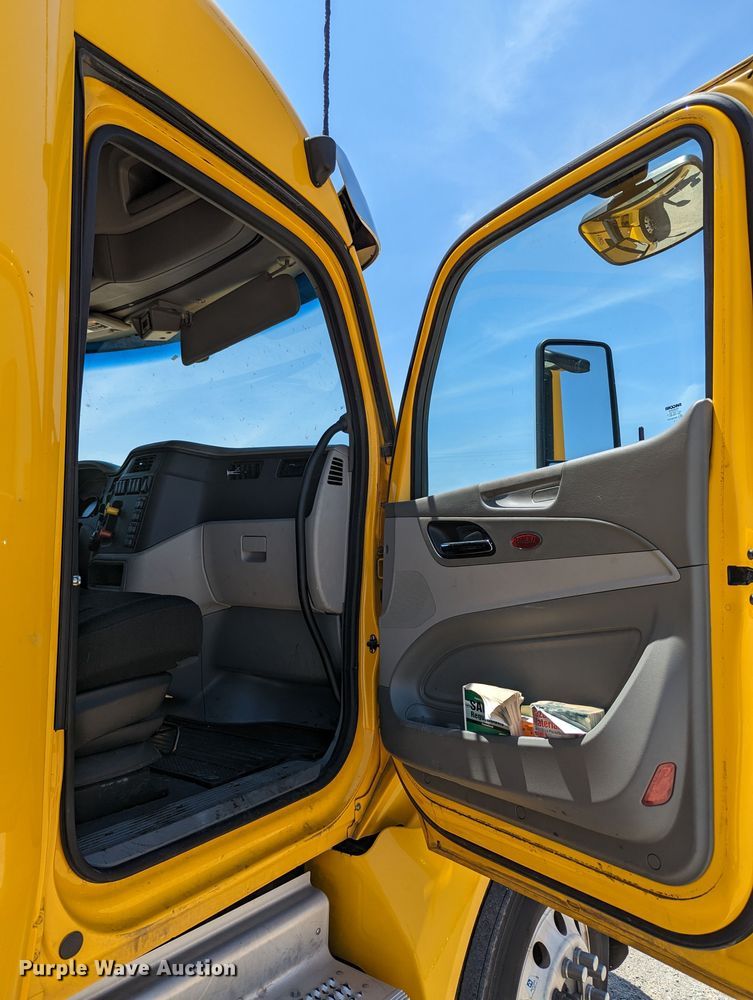 image for item MN9966 2019 Peterbilt 579  semi truck