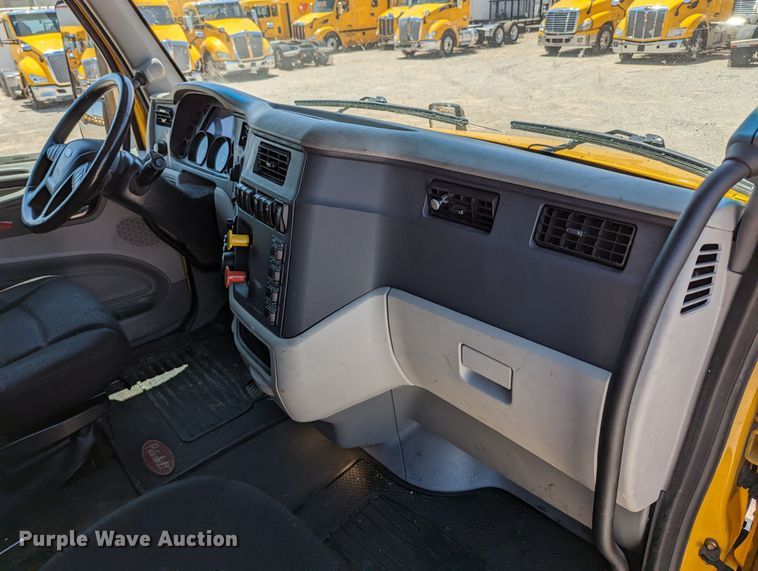image for item MN9966 2019 Peterbilt 579  semi truck