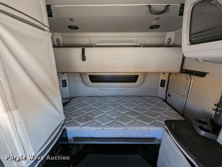 image for item MN9966 2019 Peterbilt 579  semi truck