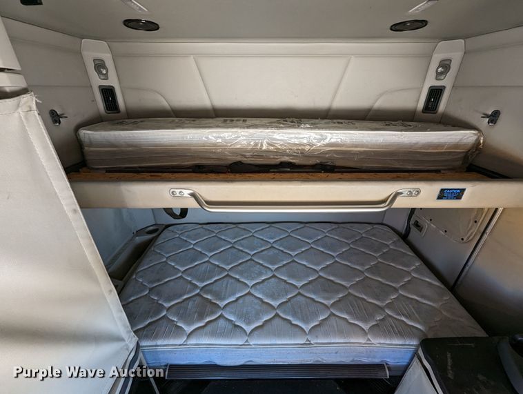 image for item MN9966 2019 Peterbilt 579  semi truck