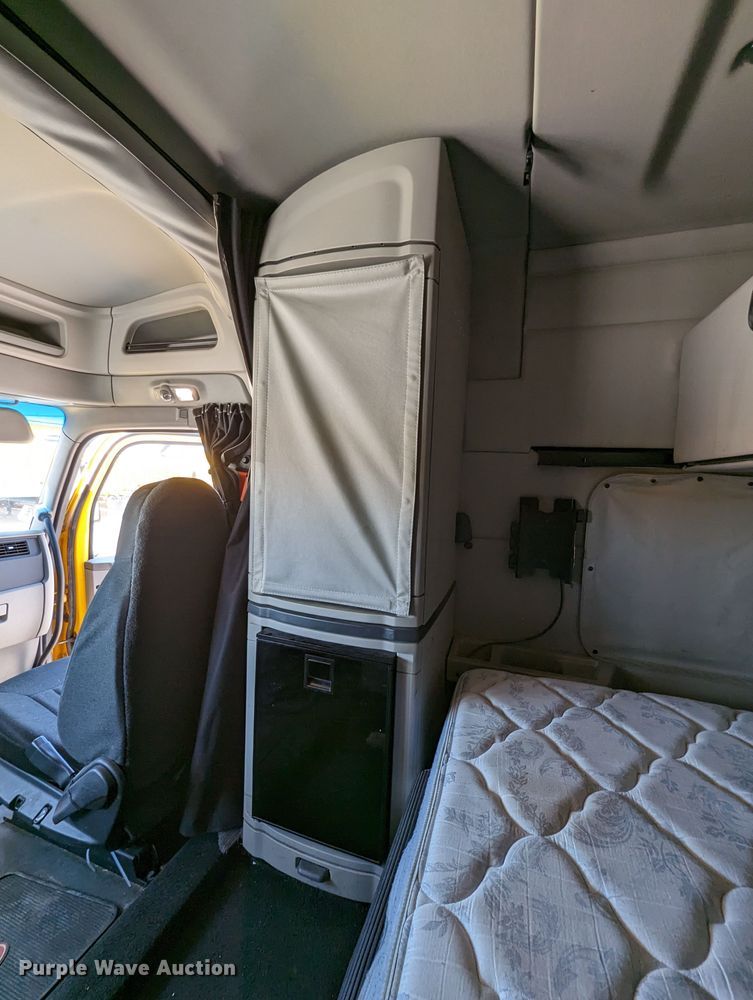 image for item MN9966 2019 Peterbilt 579  semi truck