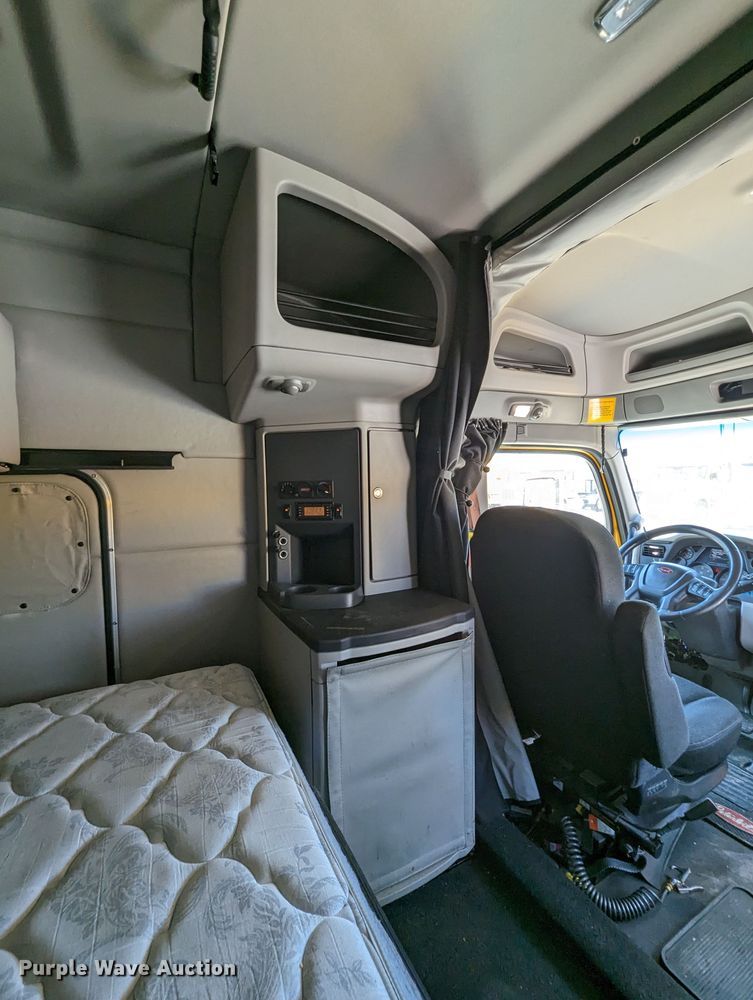 image for item MN9966 2019 Peterbilt 579  semi truck