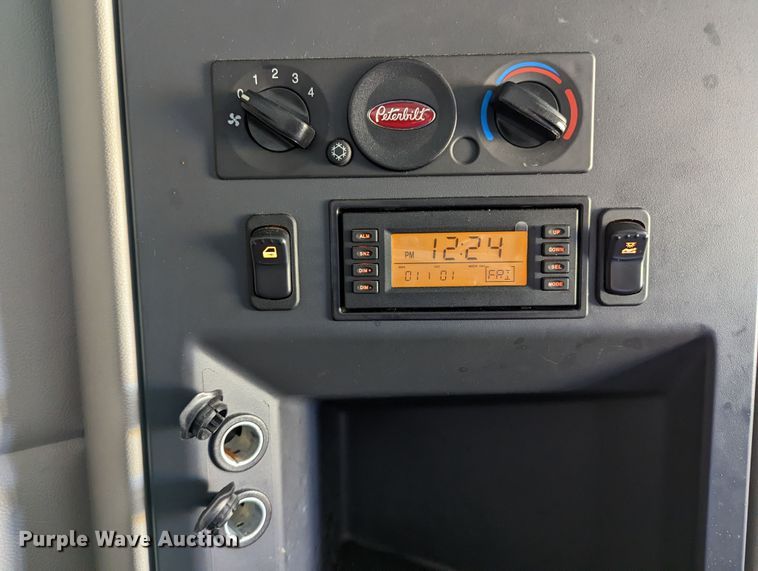 image for item MN9966 2019 Peterbilt 579  semi truck