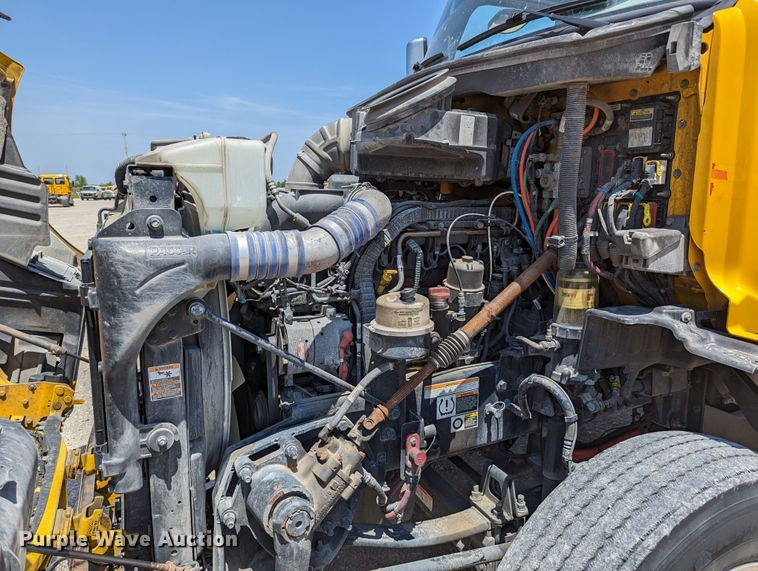 image for item MN9966 2019 Peterbilt 579  semi truck