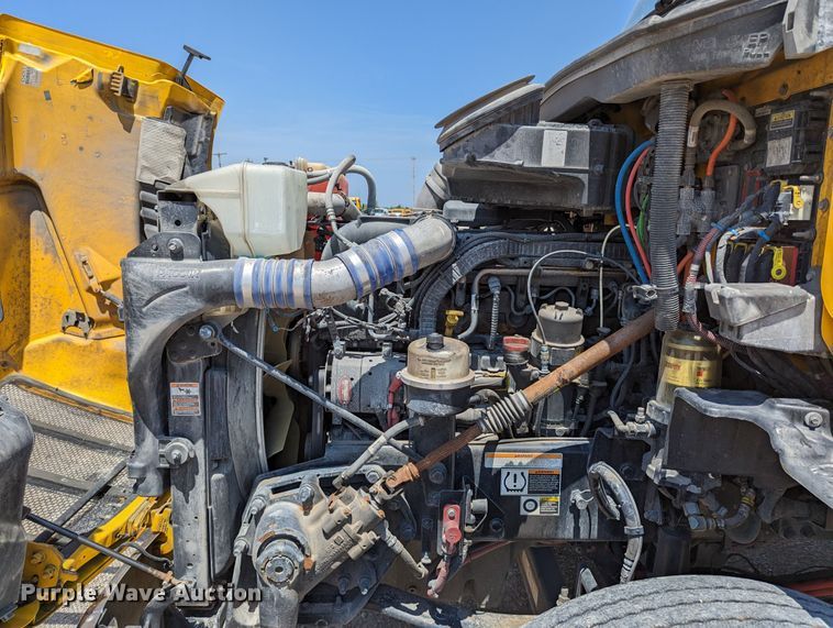 image for item MN9966 2019 Peterbilt 579  semi truck