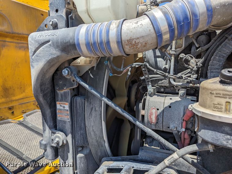 image for item MN9966 2019 Peterbilt 579  semi truck