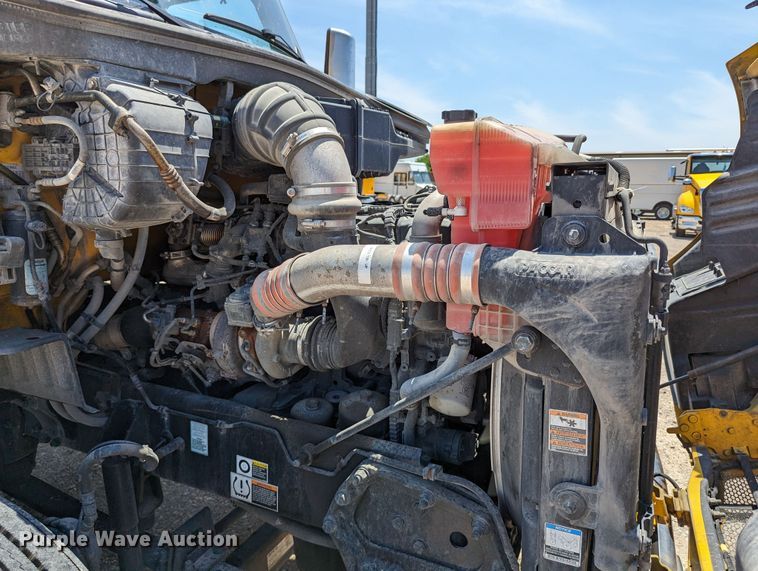 image for item MN9966 2019 Peterbilt 579  semi truck