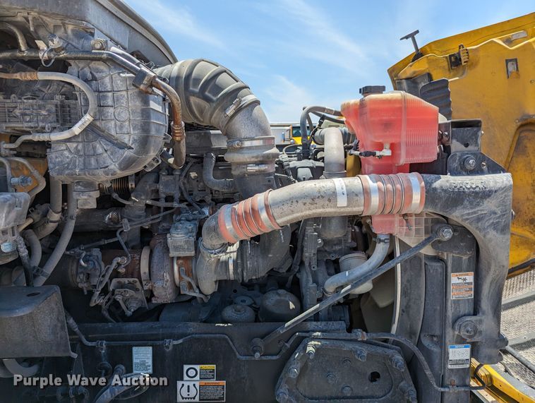 image for item MN9966 2019 Peterbilt 579  semi truck