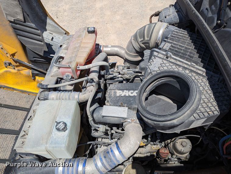 image for item MN9966 2019 Peterbilt 579  semi truck