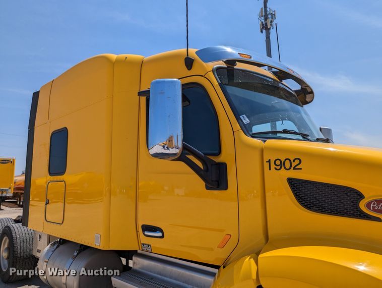 image for item MN9966 2019 Peterbilt 579  semi truck
