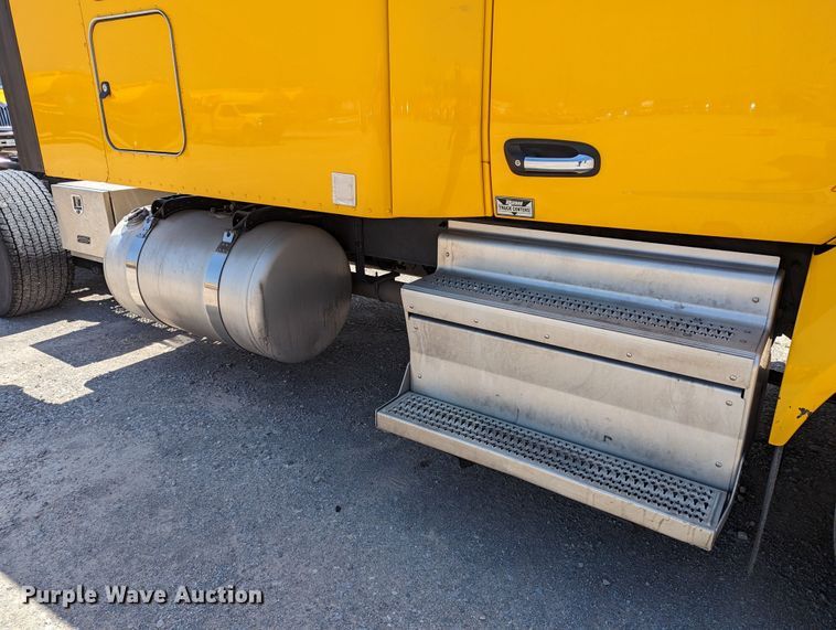 image for item MN9966 2019 Peterbilt 579  semi truck