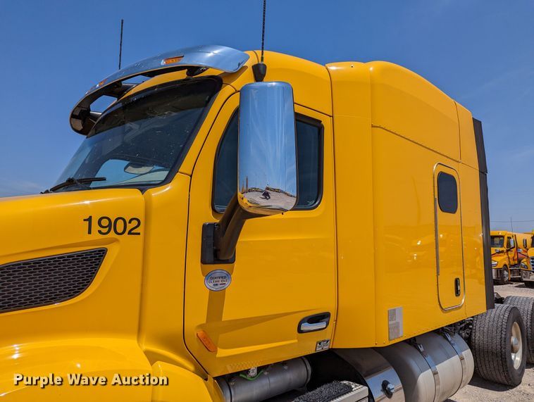 image for item MN9966 2019 Peterbilt 579  semi truck