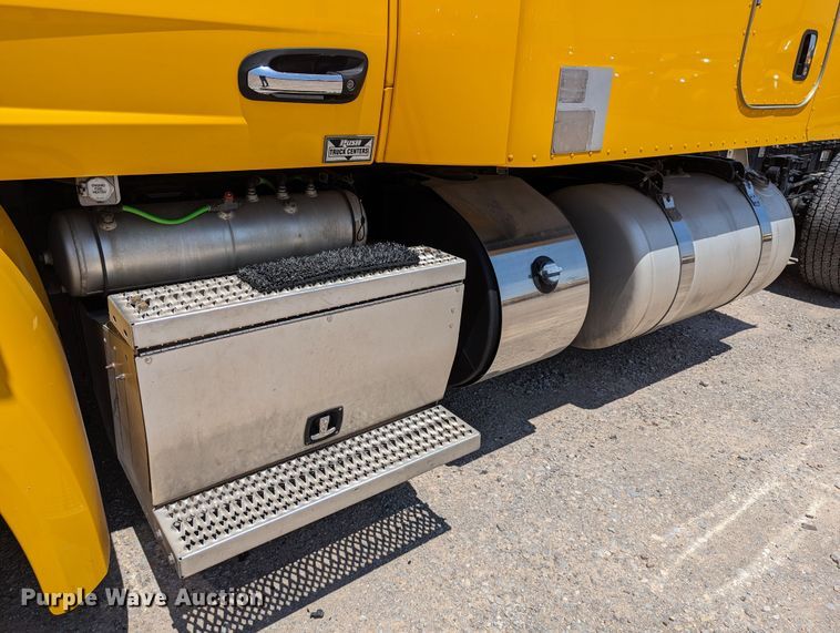 image for item MN9966 2019 Peterbilt 579  semi truck