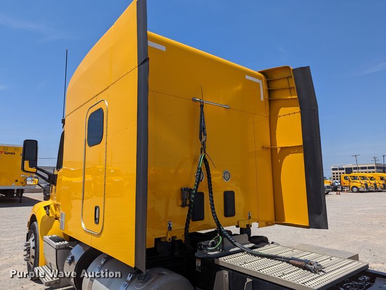 image for item MN9966 2019 Peterbilt 579  semi truck