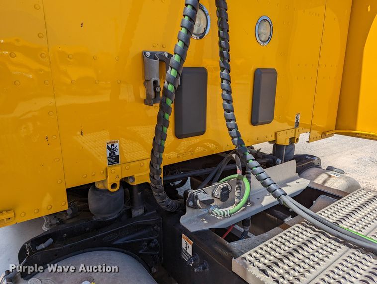 image for item MN9966 2019 Peterbilt 579  semi truck