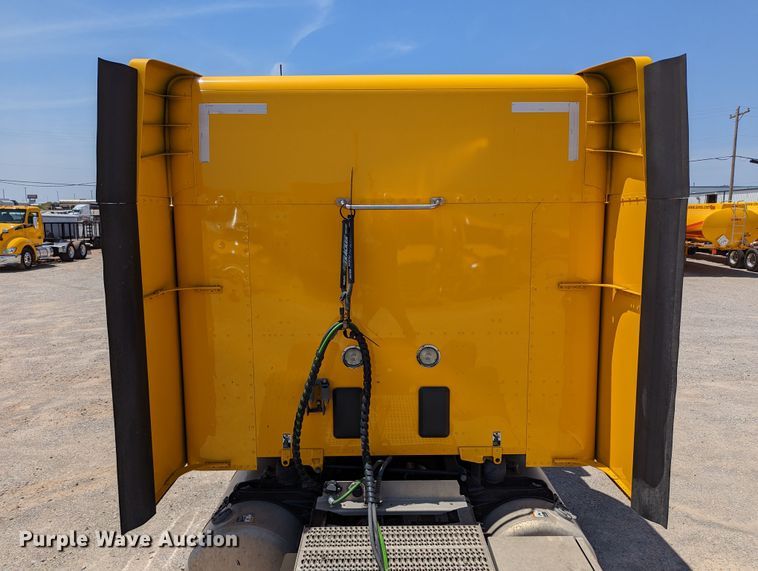 image for item MN9966 2019 Peterbilt 579  semi truck