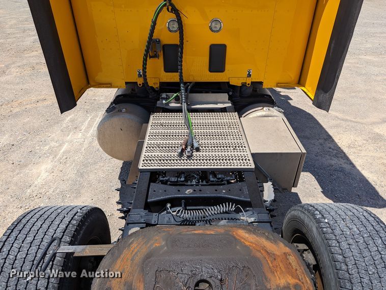 image for item MN9966 2019 Peterbilt 579  semi truck