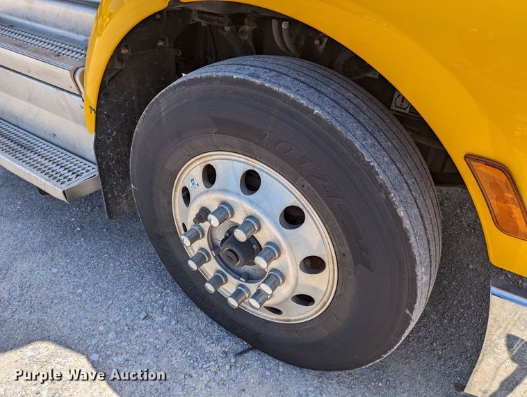 image for item MN9966 2019 Peterbilt 579  semi truck