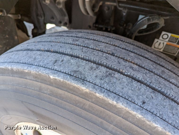 image for item MN9966 2019 Peterbilt 579  semi truck