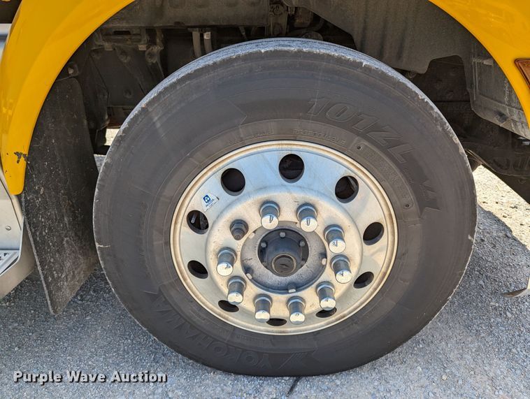 image for item MN9966 2019 Peterbilt 579  semi truck