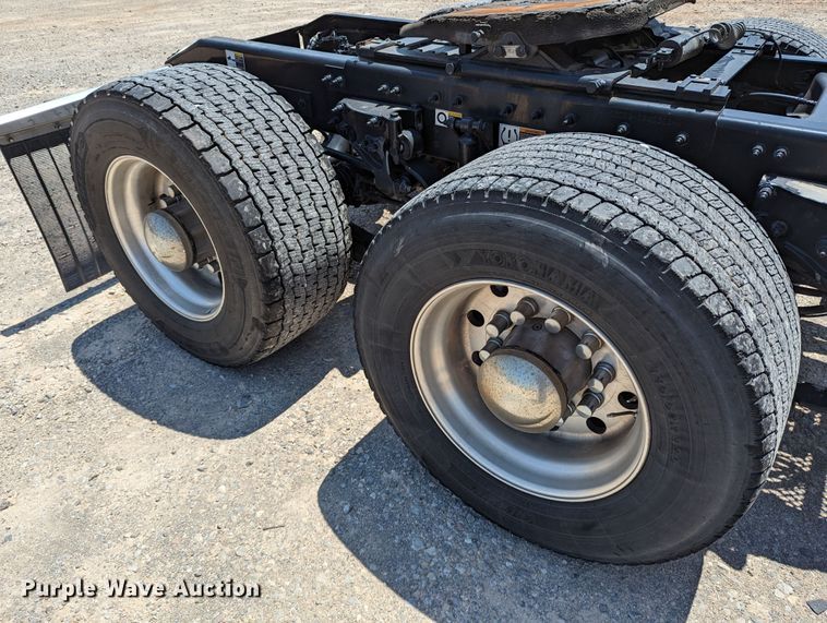 image for item MN9966 2019 Peterbilt 579  semi truck