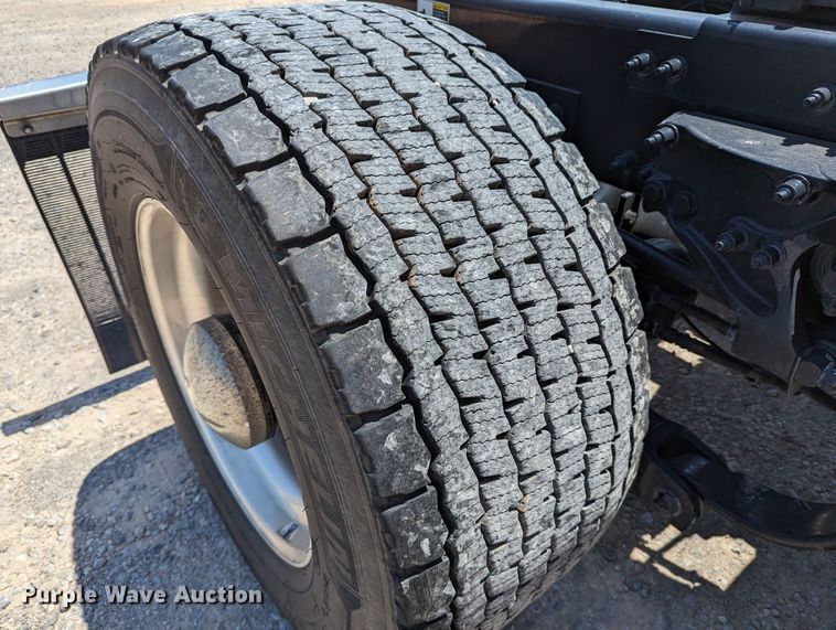 image for item MN9966 2019 Peterbilt 579  semi truck