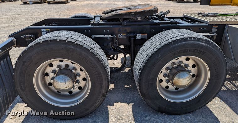 image for item MN9966 2019 Peterbilt 579  semi truck