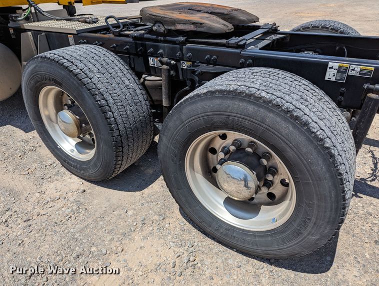 image for item MN9966 2019 Peterbilt 579  semi truck