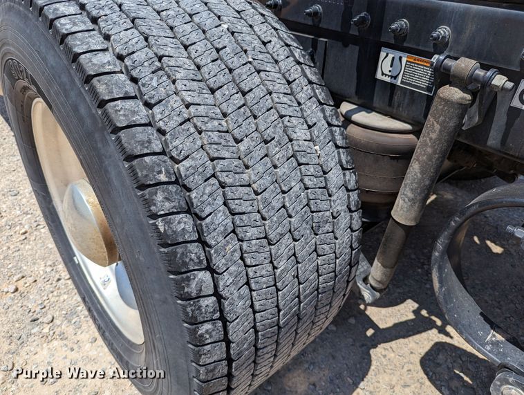 image for item MN9966 2019 Peterbilt 579  semi truck