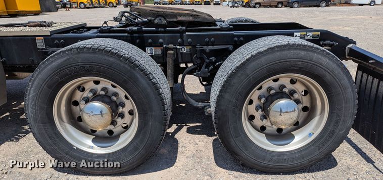 image for item MN9966 2019 Peterbilt 579  semi truck