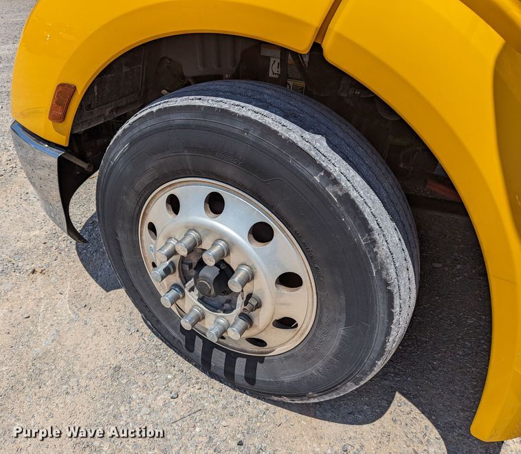 image for item MN9966 2019 Peterbilt 579  semi truck