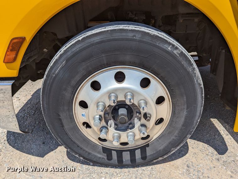 image for item MN9966 2019 Peterbilt 579  semi truck