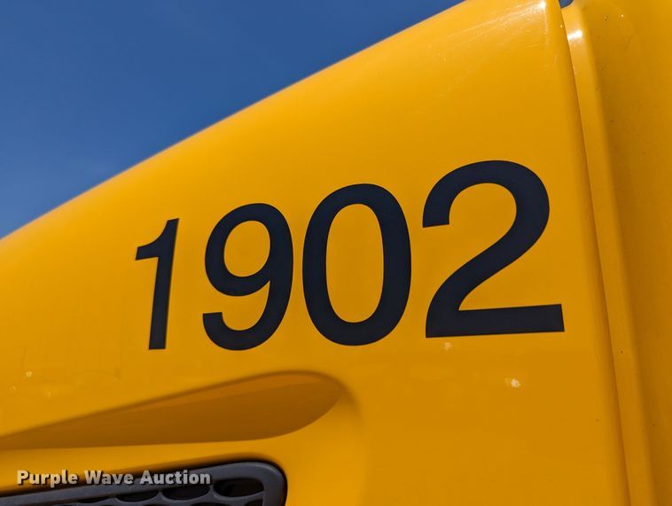 image for item MN9966 2019 Peterbilt 579  semi truck