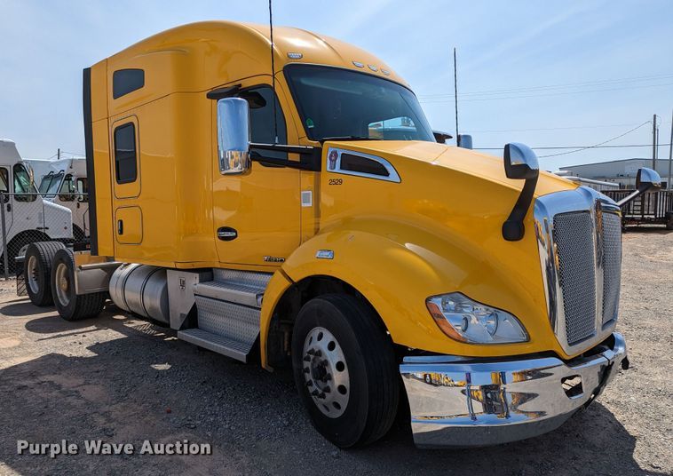 image for item MN9967 2019 Kenworth T680  semi truck